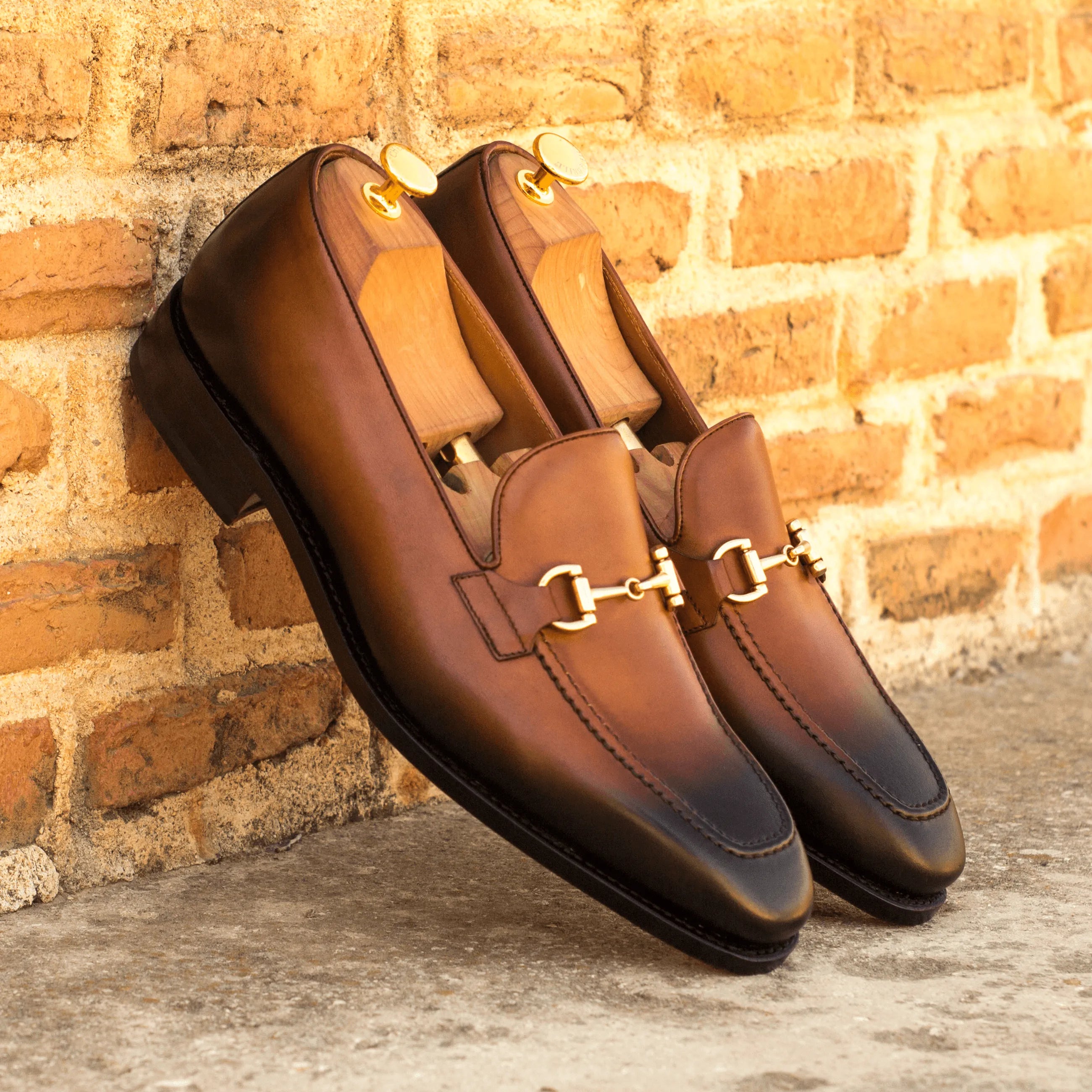 Cruspos Loafers II in med brown leather horsebit style for men