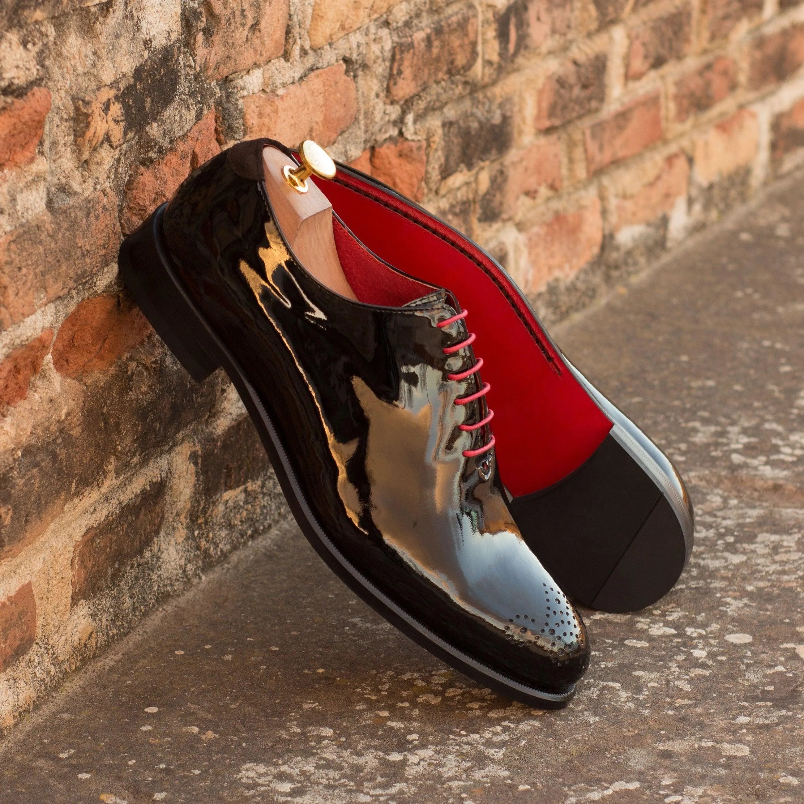 Tetawkin Whole Cut Shoes II: shiny black rounded toe with red laces