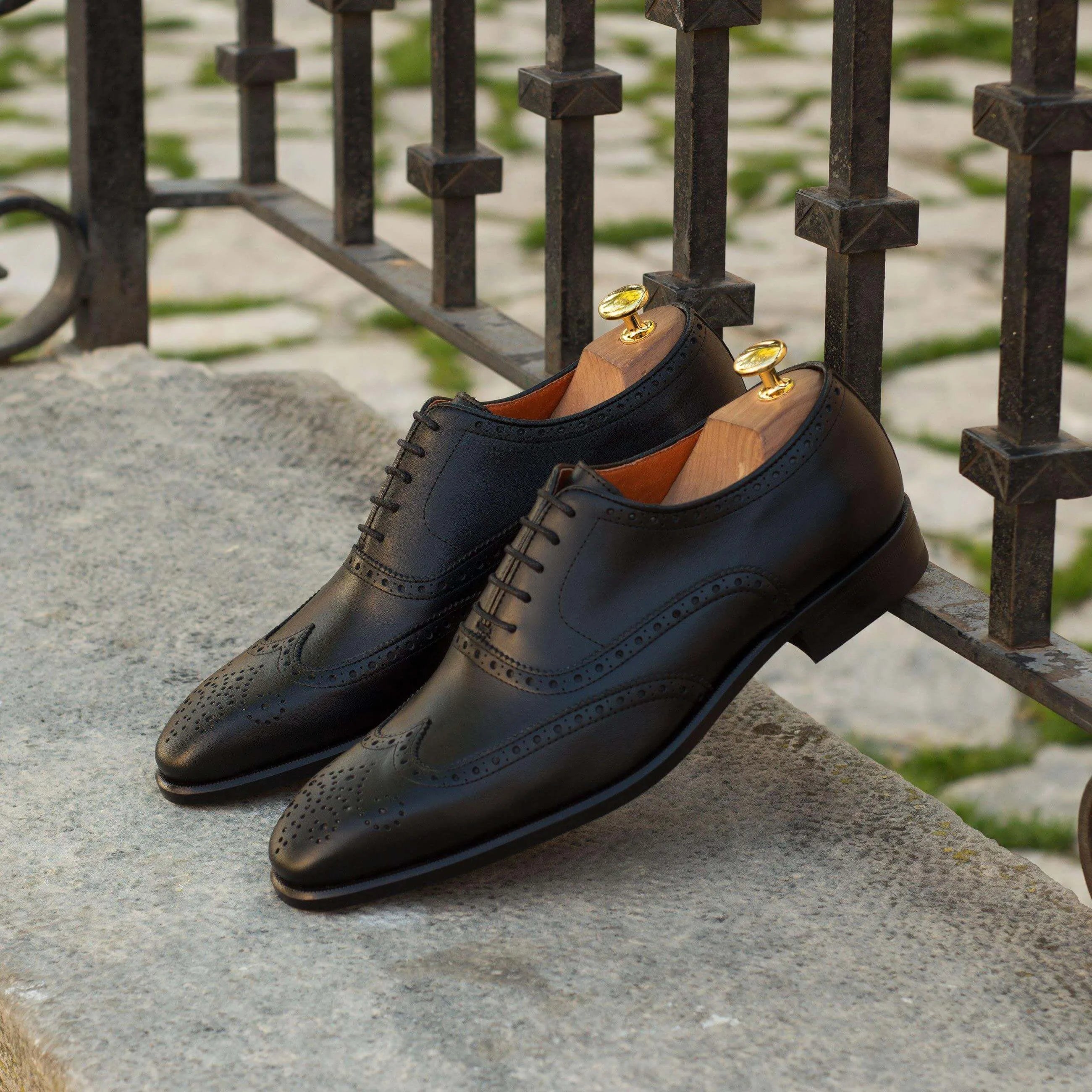 Pair of black leather Awan Full Brogue shoes II for men